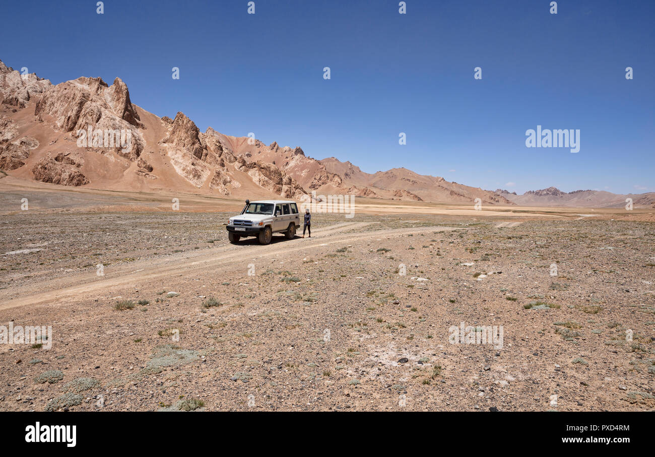 Trekker Spaziergänge in abgelegenen Tal östlich von Murghab, murghab Bezirk, Pamir, Gorno Badachschan Autonome Region, Tadschikistan landcruiser Stockfoto