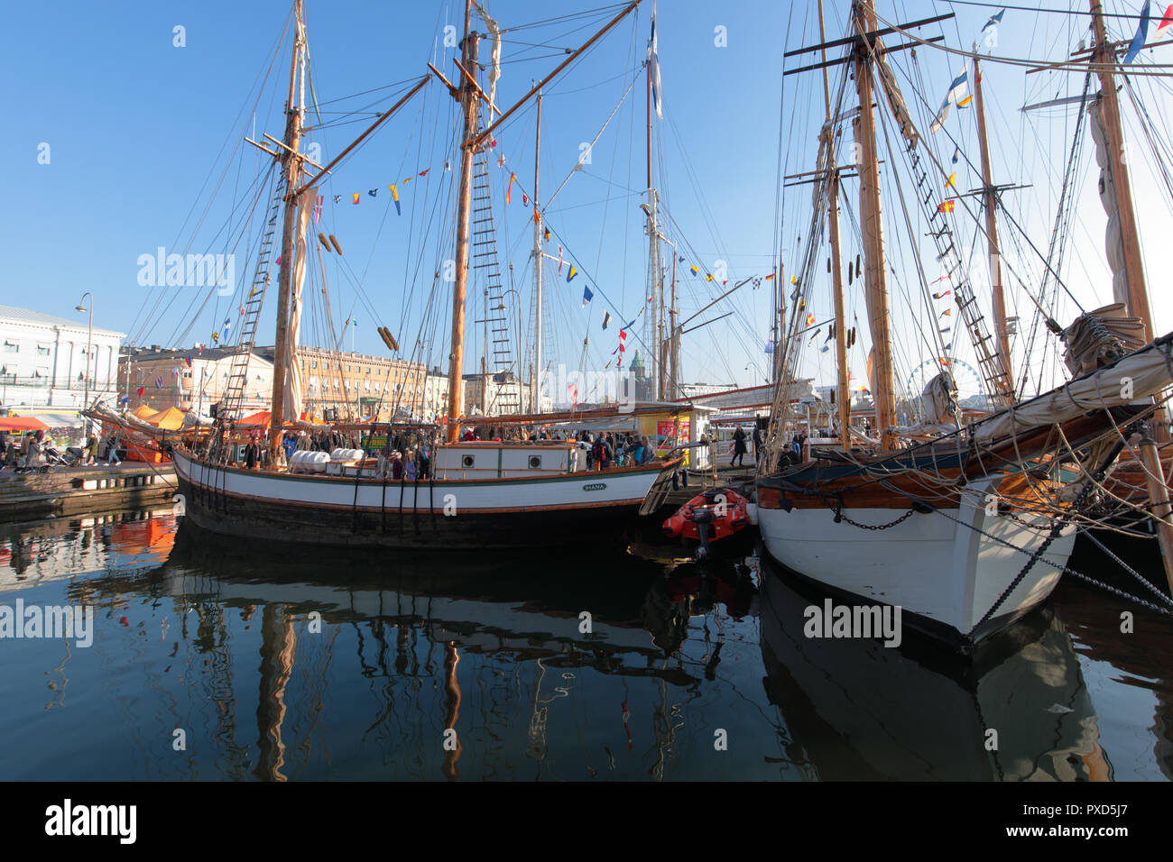 Helsinki, Finnland - 14. Oktober 2018: Leute, die historische Schiffe während des traditionellen Segeln Tag 2018. Der zweite Sonntag im Oktober Touristen können Vis Stockfoto