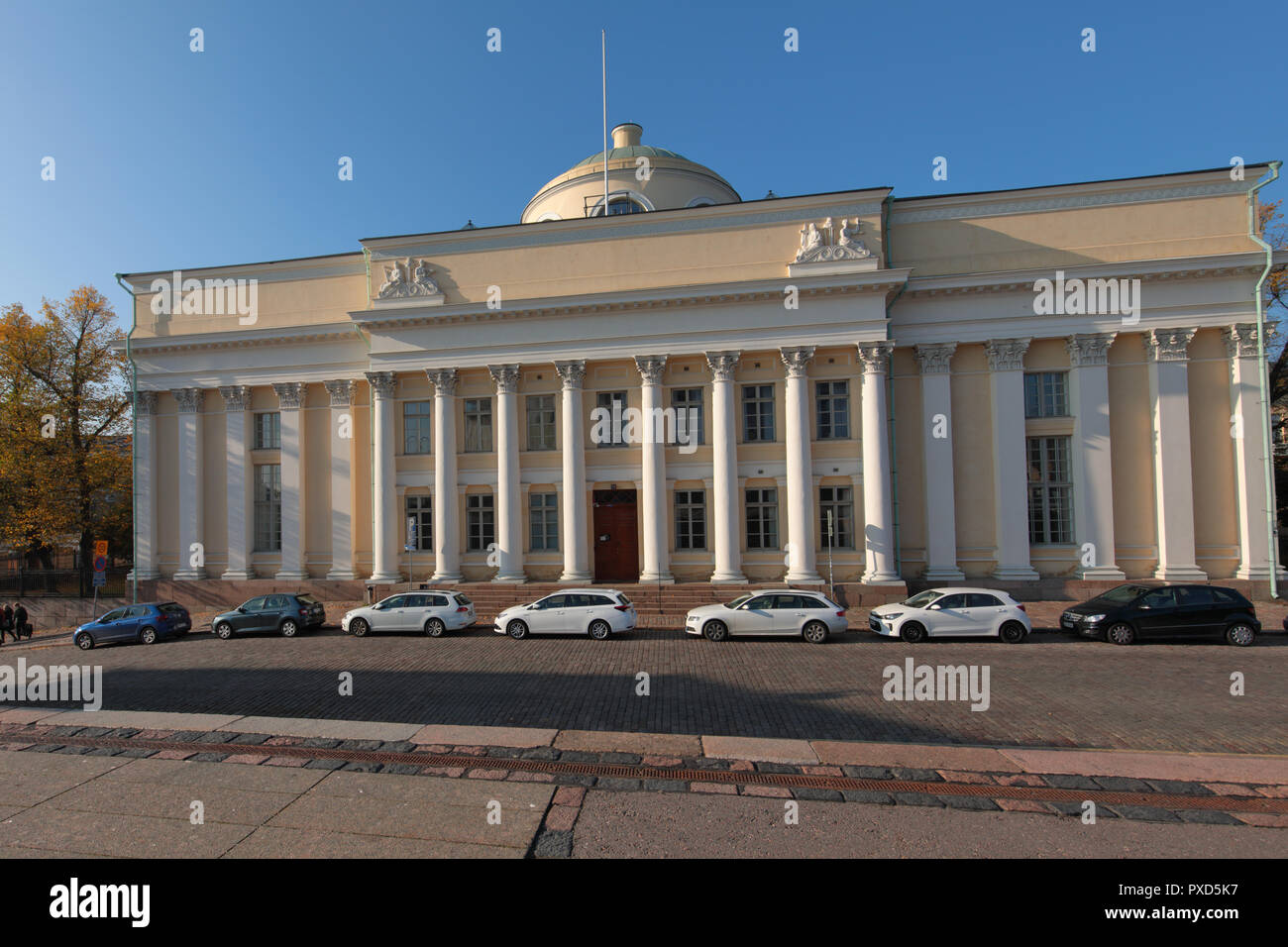 Helsinki, Finnland - 14. Oktober 2018: Blick auf die Nationalbibliothek Finnlands an einem sonnigen Herbsttag. Es ist die älteste wissenschaftliche Bibliothek in Finnland Stockfoto