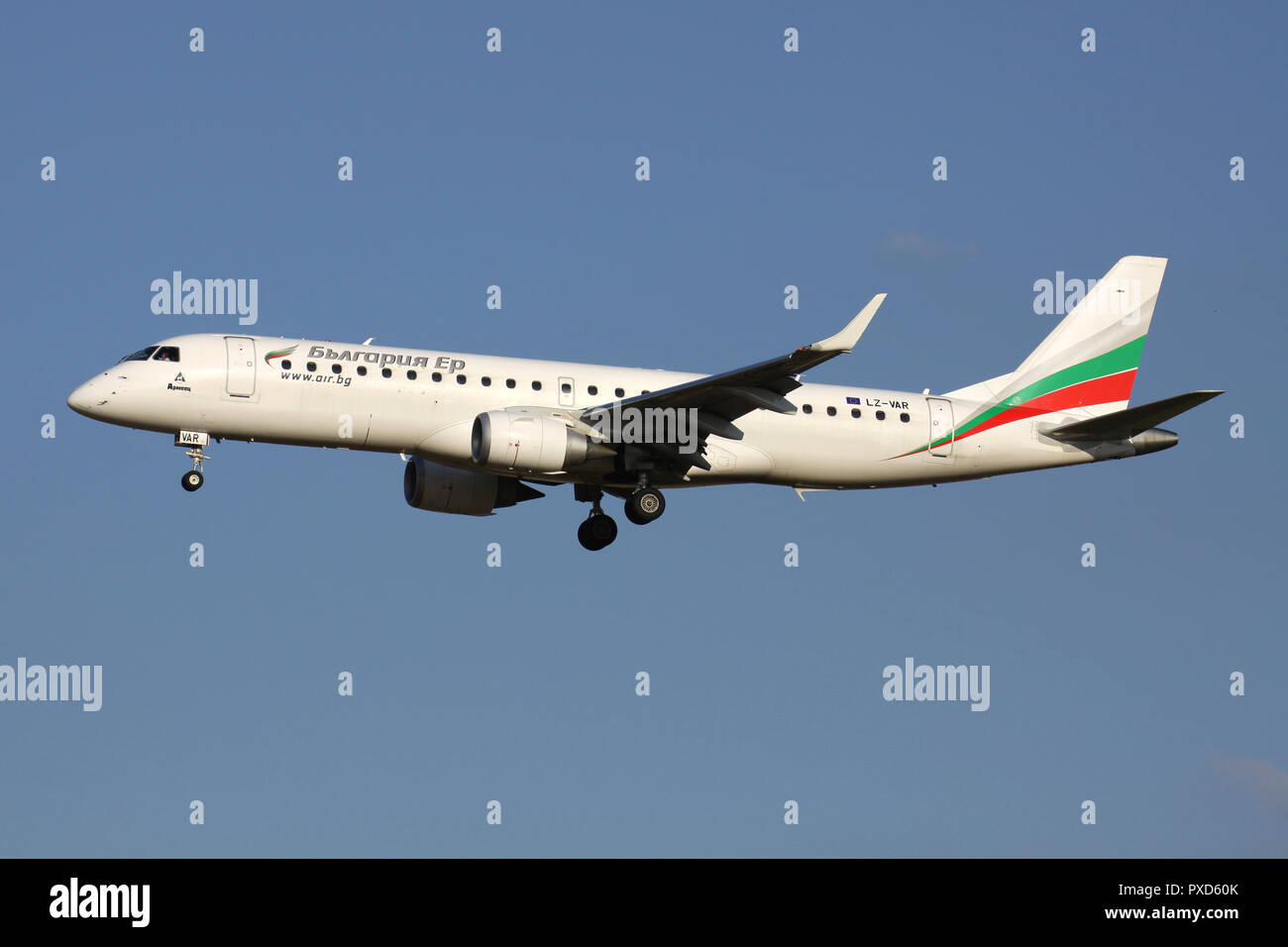 Bulgaria Air Embraer ERJ-190 mit Registrierung LZ-VAR auf kurze letzte für die Piste 01 des Flughafens Brüssel. Stockfoto
