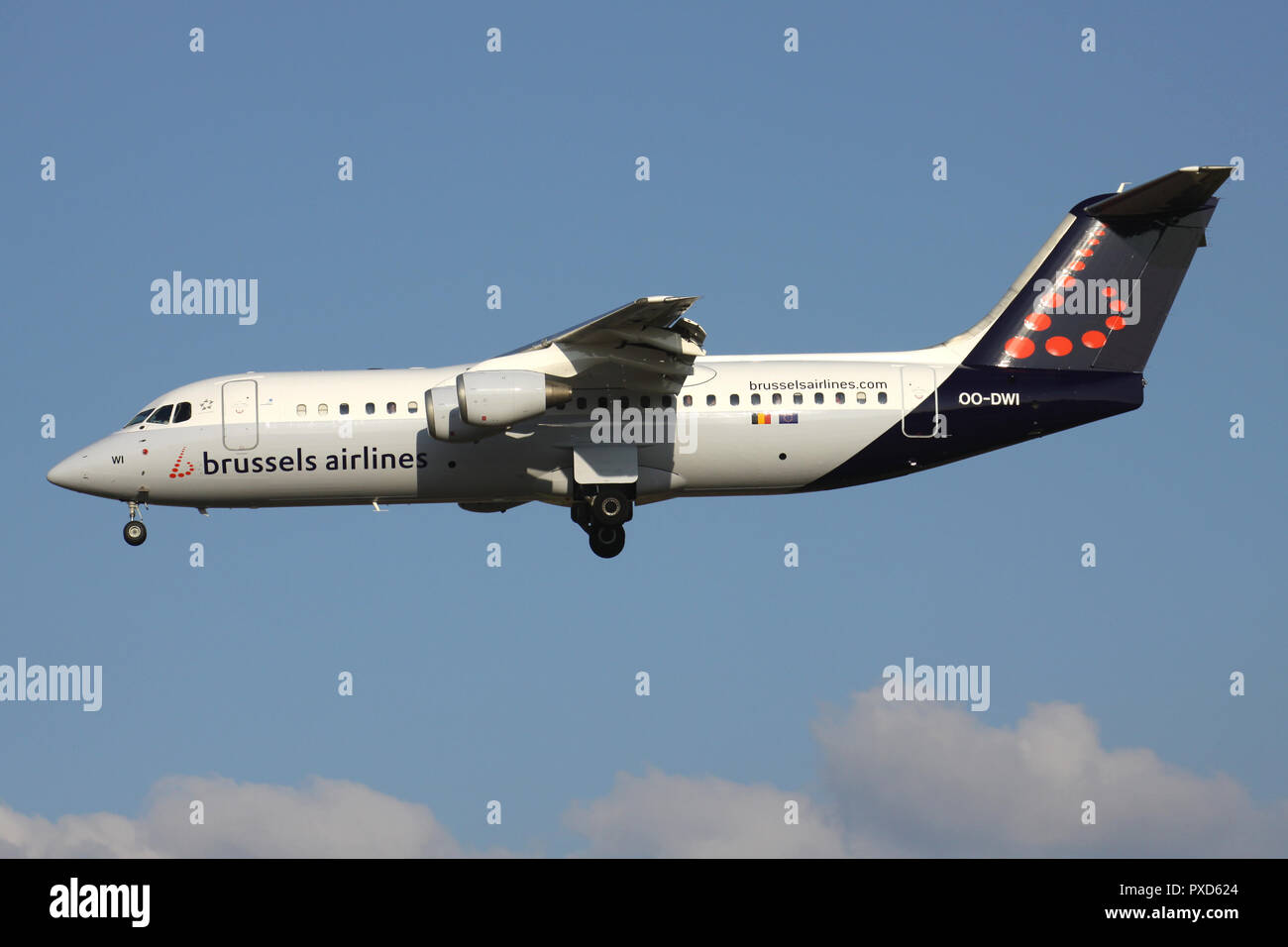 Belgische Brussels Airlines Avro RJ100 mit der Registrierung OO-DWI auf kurze letzte für die Piste 01 des Flughafens Brüssel. Stockfoto