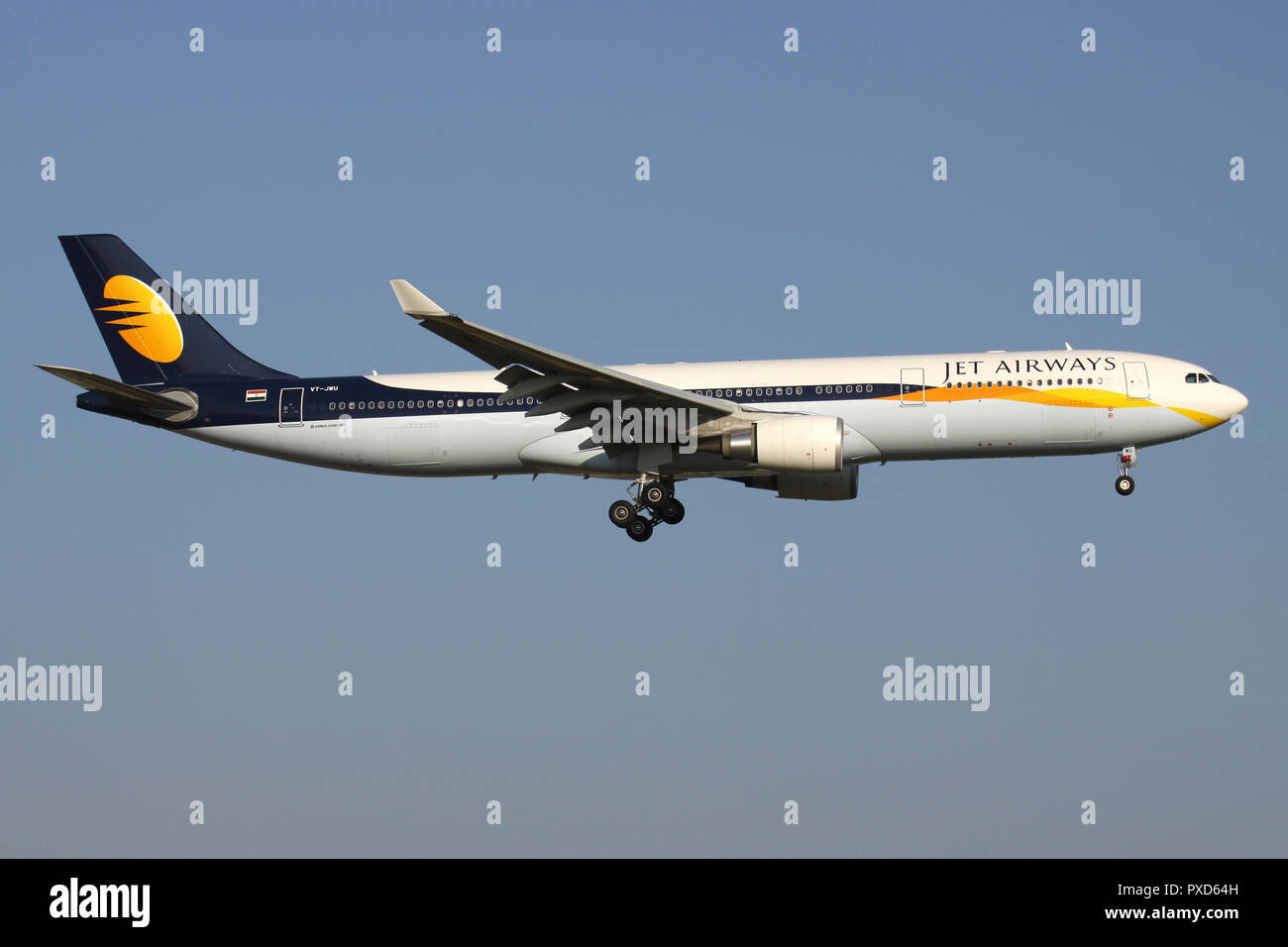 Der indischen Jet Airways Airbus A330-300 mit der Registrierung VT-JWU auf kurze letzte für die Piste 01 des Flughafens Brüssel. Stockfoto