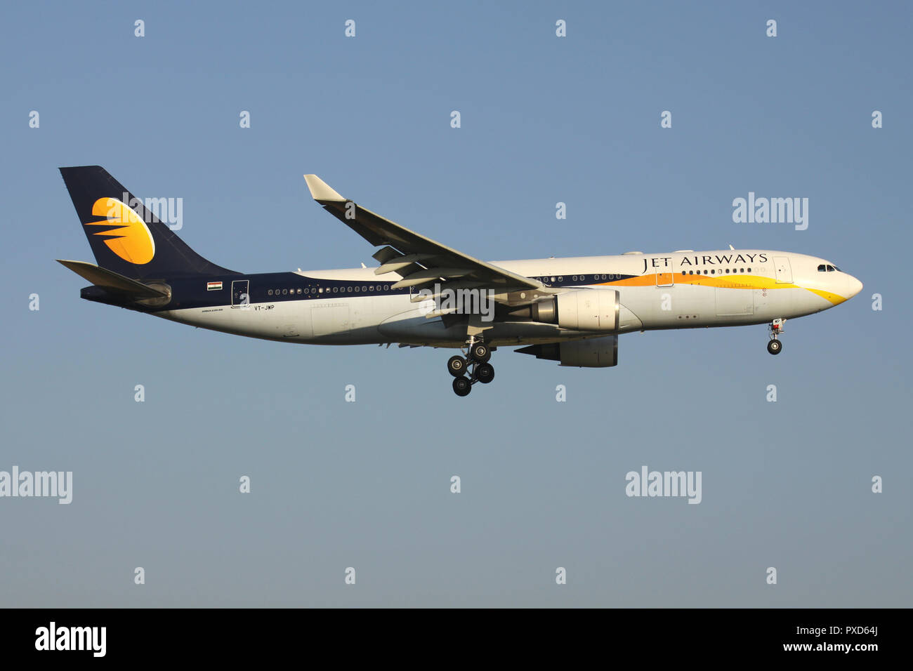 Der indischen Jet Airways Airbus A330-200 mit der Registrierung VT-JWP auf kurze letzte für die Piste 01 des Flughafens Brüssel. Stockfoto