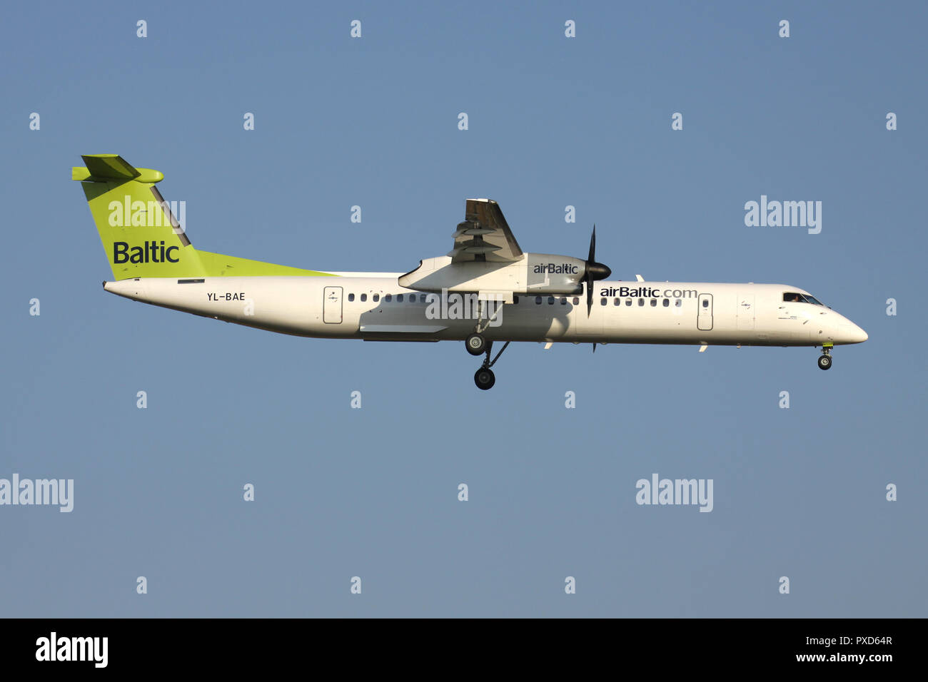 Lettische airBaltic Bombardier Dash 8 Q400 mit der Registrierung YL-BAE auf kurze letzte für die Piste 01 des Flughafens Brüssel. Stockfoto