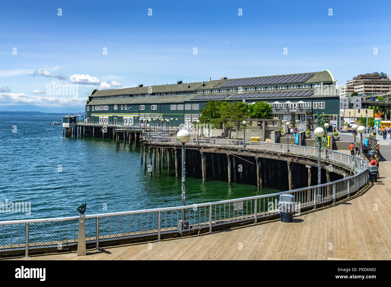 SEATTLE, Washington - 30. MAI 2018: Seattle Aquarium Gebäude am Wasser entlang der alaskischen Weise. Stockfoto