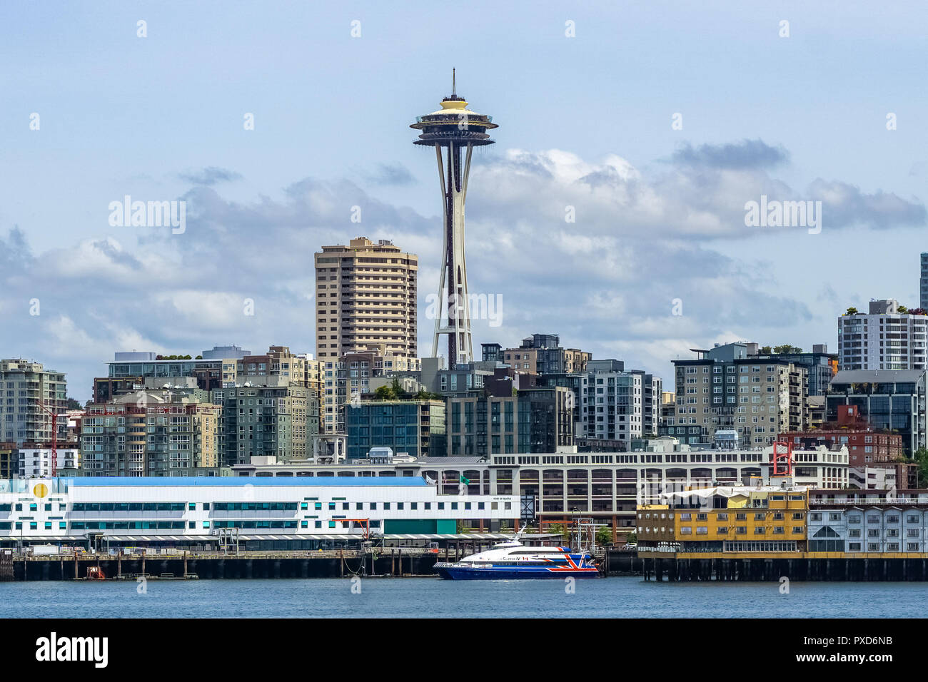 SEATTLE, Washington State - 30. MAI 2018: Space Needle und Seattle Waterfront von Elliott Bay gesehen. Stockfoto
