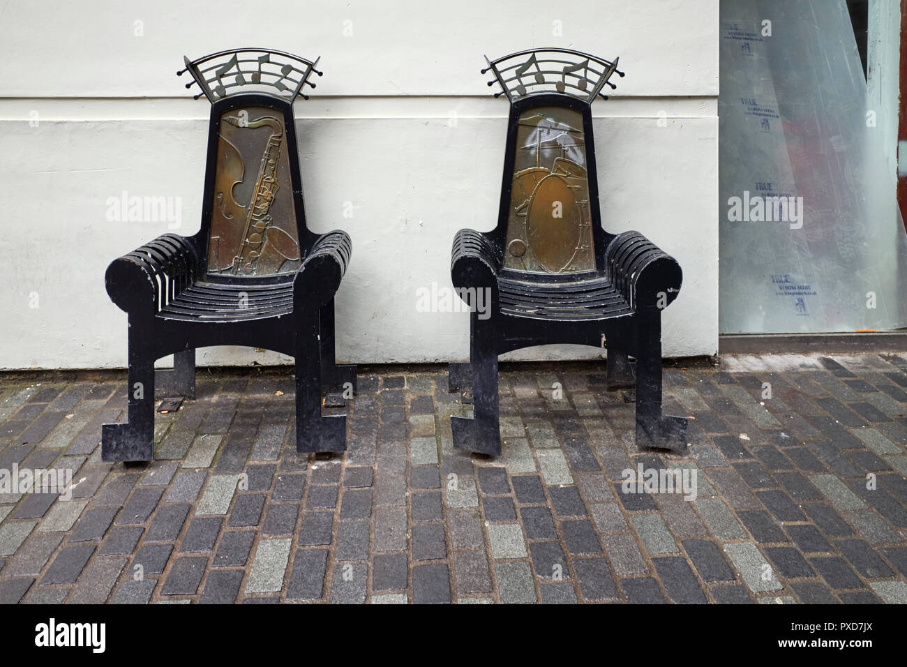 Zwei musikalische Stühle in einem versteckten Straße in der Nähe der Matthew Street, Liverpool Stockfoto