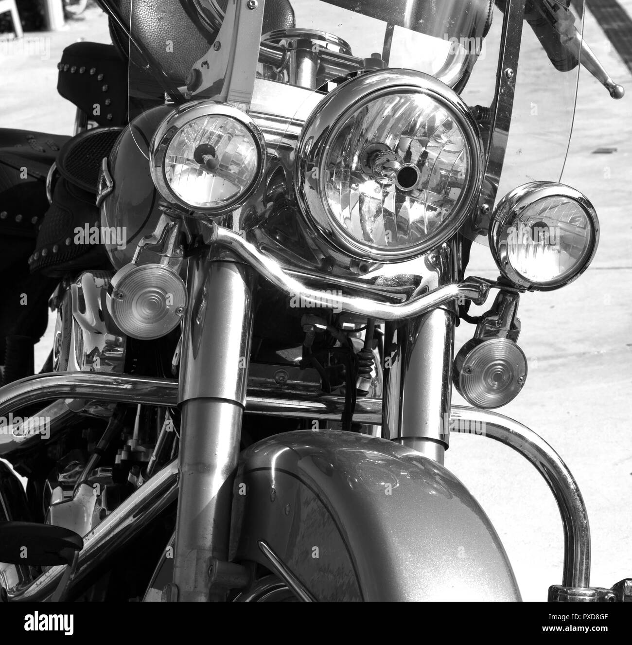 Drei Scheinwerfer eines klassischen großen Motorrad mit Metall verchromt, geparkt, Schwarz und Weiß Foto Stockfoto