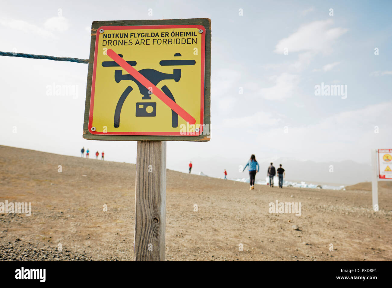 Eine Drohne fliegen Zeichen an einem beliebten Reiseziel in Island. Stockfoto