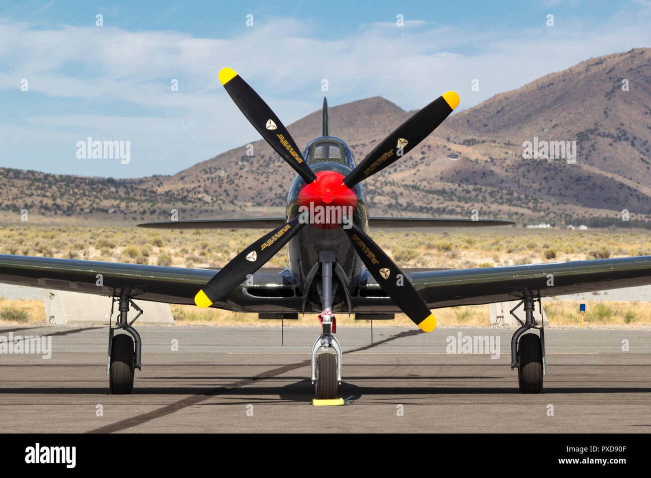 Eine seltene P-63 König Kobra und unbegrenzte Air Racer "Pretty Polly' auf der Rampe nach dem Rennen auf dem 2018 Reno National Championship Air Races. Stockfoto