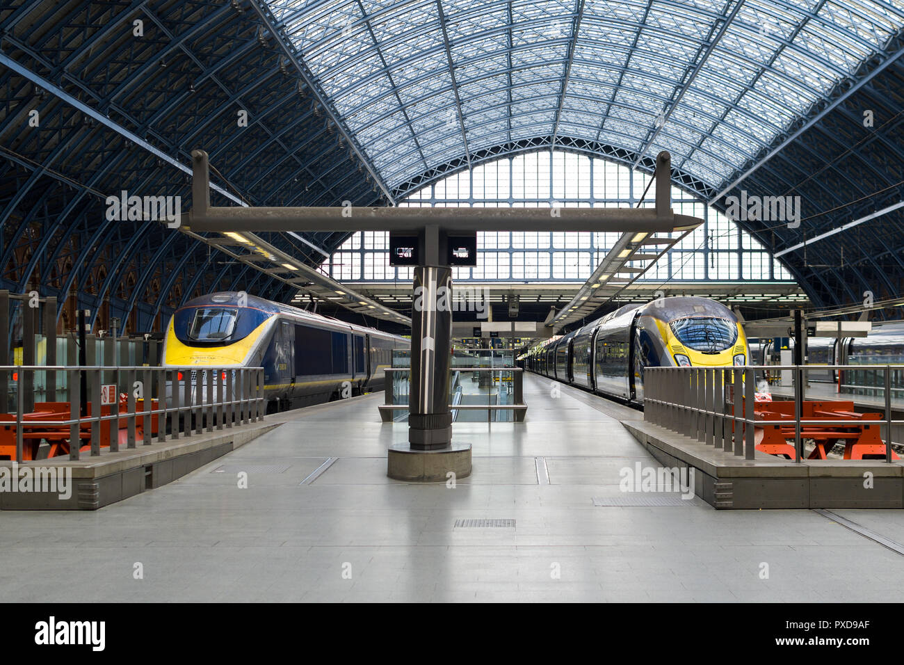 Eurostar an Plattform von St Pancras International, London, UK Stockfoto