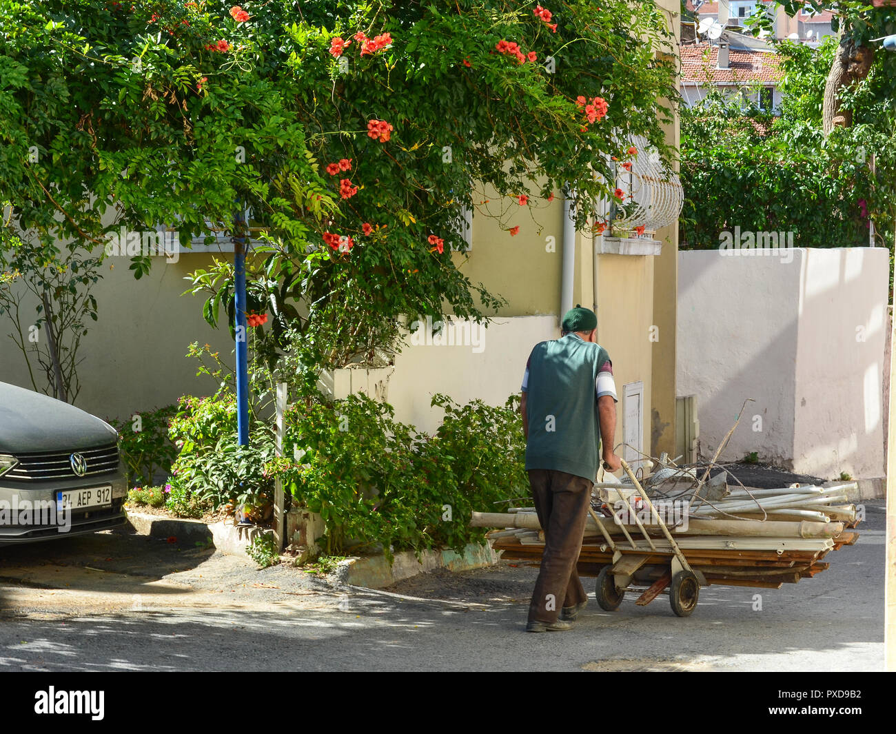 Istanbul, Türkei, 20. September 2018: Eine unbekannte Türkische Garbage Collector ein Warenkorb mit Müll. Ansicht von der Rückseite. Stockfoto