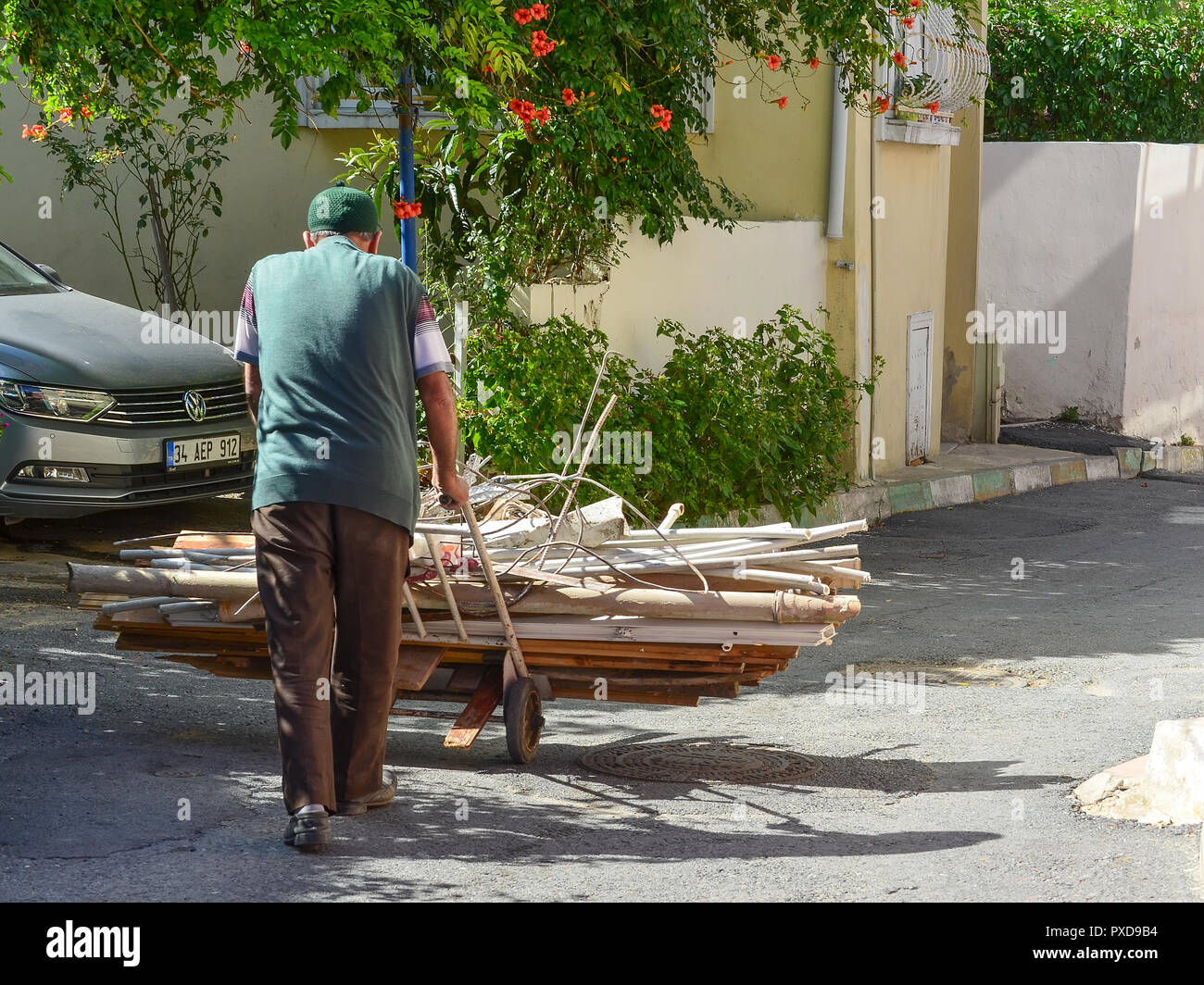 Istanbul, Türkei, 20. September 2018: Eine unbekannte Türkische Garbage Collector ein Warenkorb mit Müll. Ansicht von der Rückseite. Stockfoto