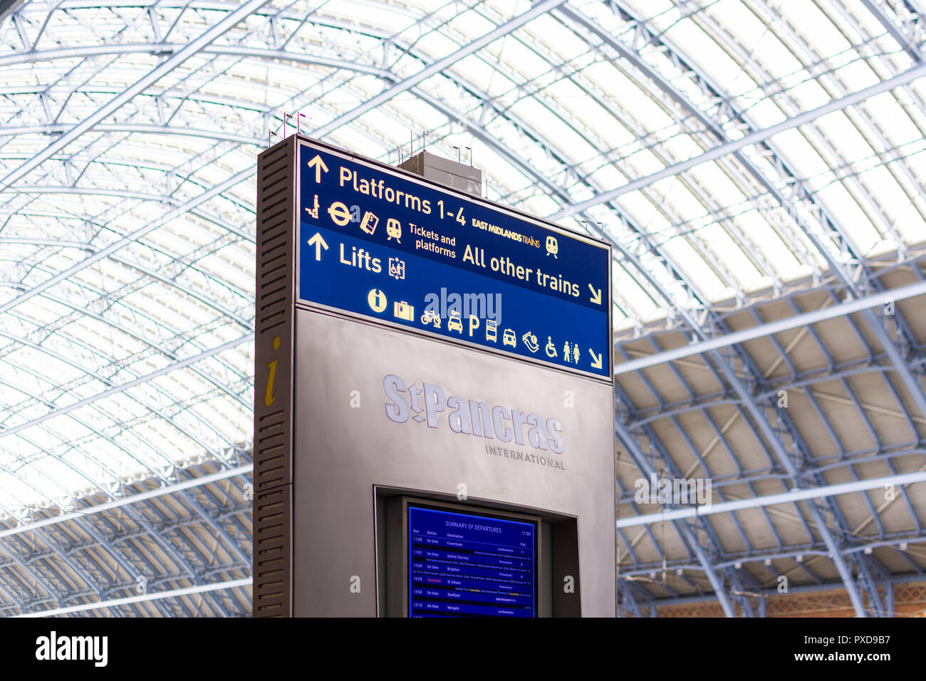 St. Pancras International Informationen Zeichen mit Abfahrt Board, London, UK Stockfoto