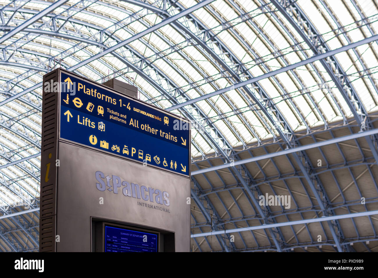 St. Pancras International Informationen Zeichen mit Abfahrt Board, London, UK Stockfoto