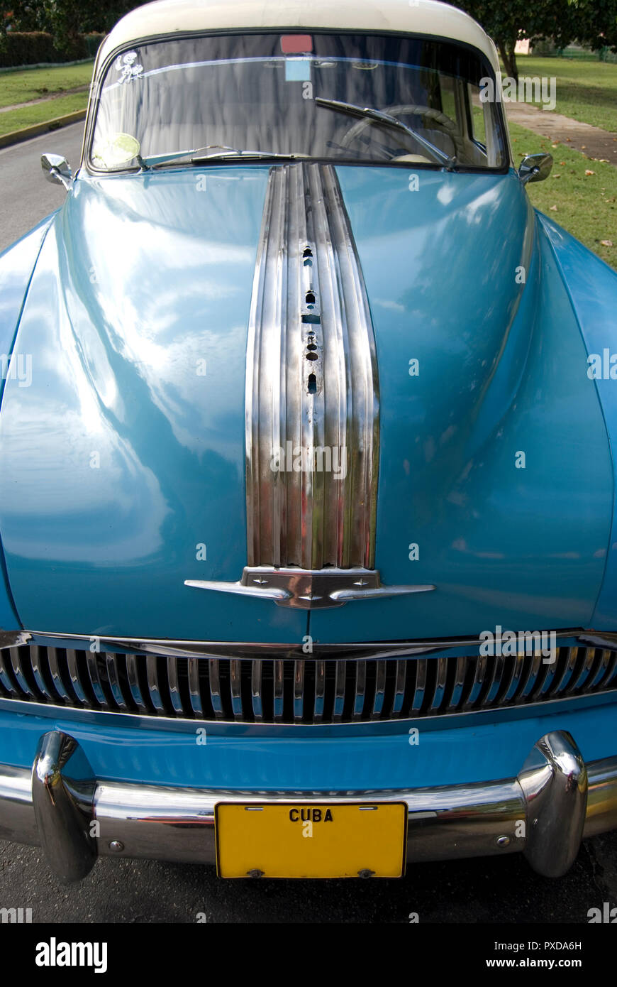Blue Classic kubanischen Auto gesehen von der Vorderseite Stockfoto