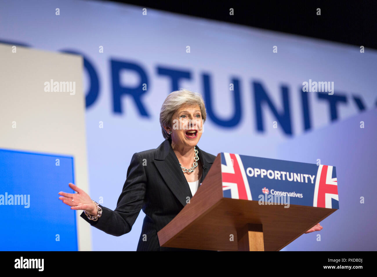 © Chris Bull. 3/10/18 Birmingham, Großbritannien. Schließen Tag der Parteitag der Konservativen Partei in der International Convention Centre in Birmingham, England, heute (Mittwoch, 3. Oktober 2018). Premierminister Theresa kann Ihre Rede zum Abschluss der Konferenz. Foto: CHRIS STIER Stockfoto