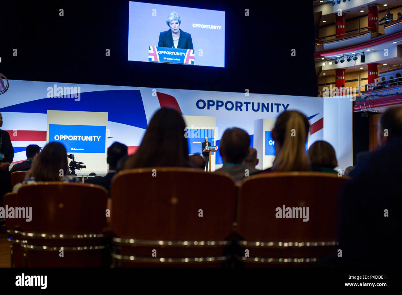 © Chris Bull. 3/10/18 Birmingham, Großbritannien. Schließen Tag der Parteitag der Konservativen Partei in der International Convention Centre in Birmingham, England, heute (Mittwoch, 3. Oktober 2018). Premierminister Theresa kann Ihre Rede zum Abschluss der Konferenz. Foto: CHRIS STIER Stockfoto