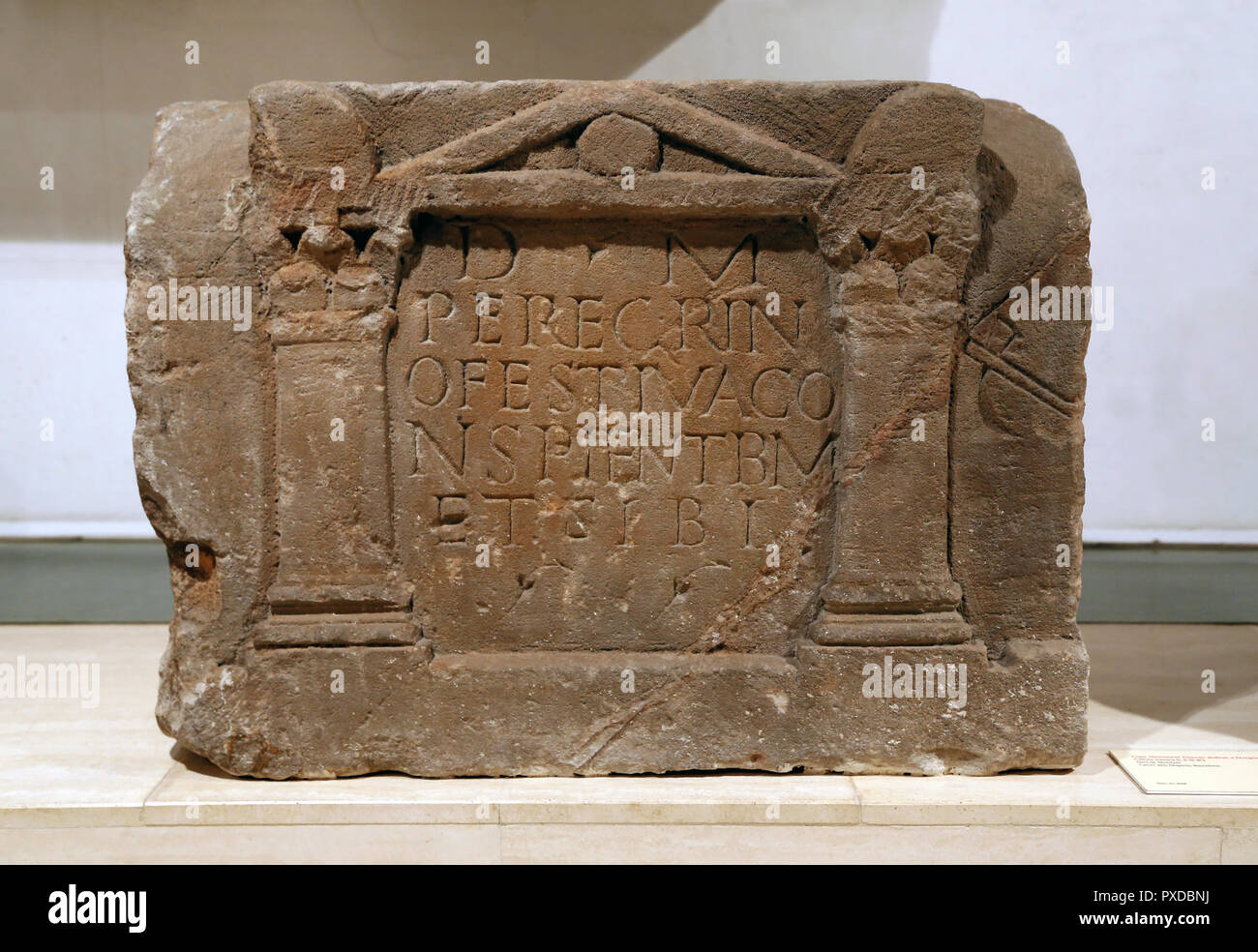 Cupa. Roman funerary Stele, Römische Kultur (2. und 3. nachchristlichen Jahrhunderten) gewidmet Peregrinus. Steinzeug von Montjuic. Stockfoto