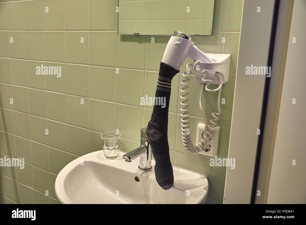 Trocknen Socke in einem Haartrockner Stockfoto