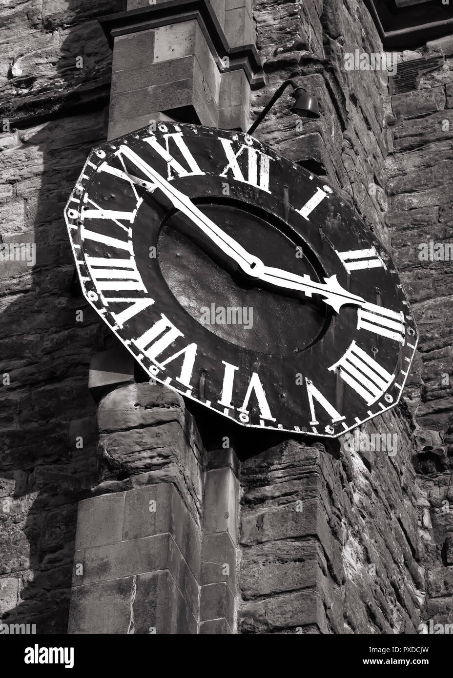 Vintage römische Ziffern auf einem alten stonw Wand in Schwarz & Weiß. Stockfoto