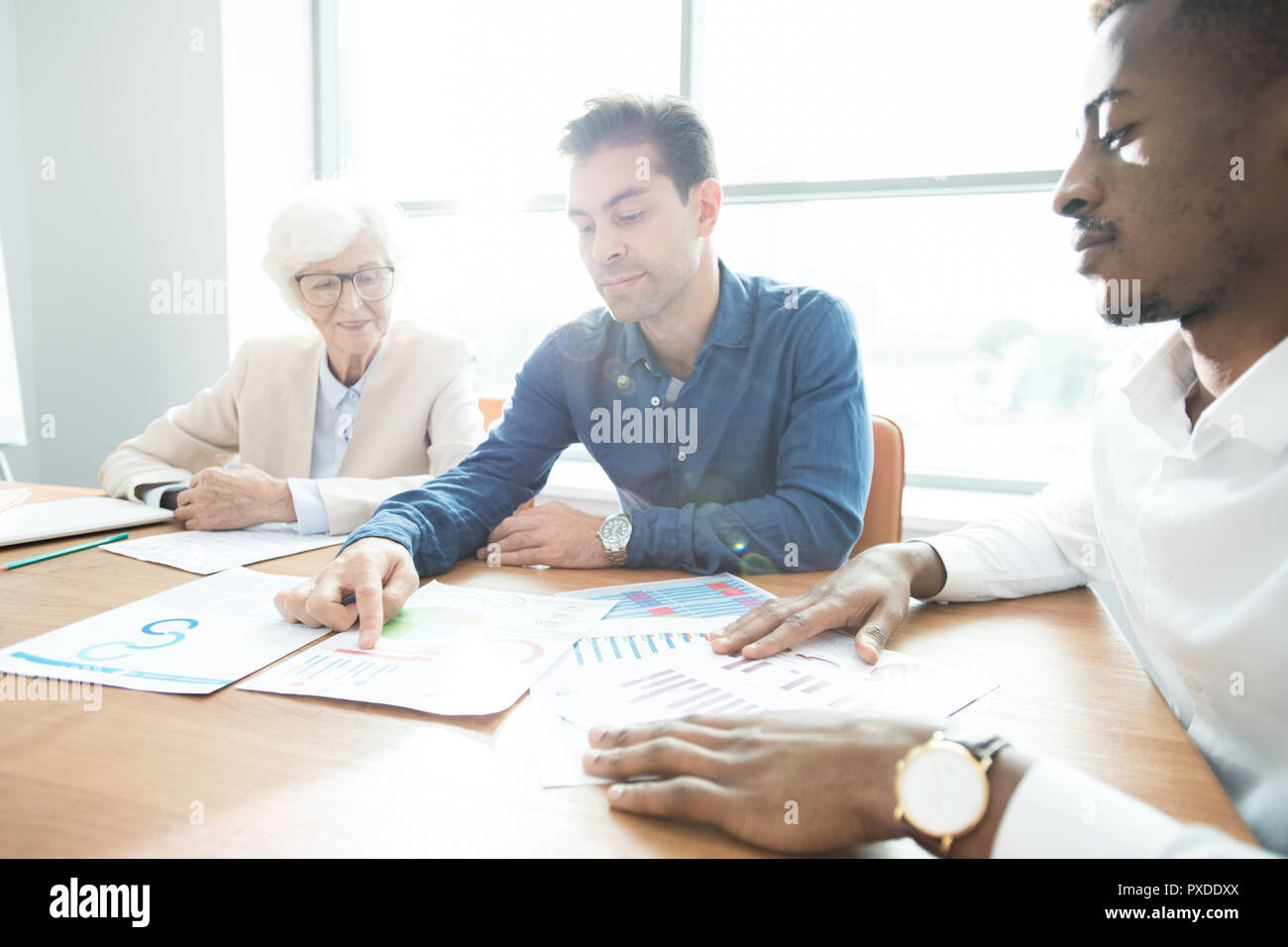 Kollegen diskutieren, Pläne im Board Room Stockfoto