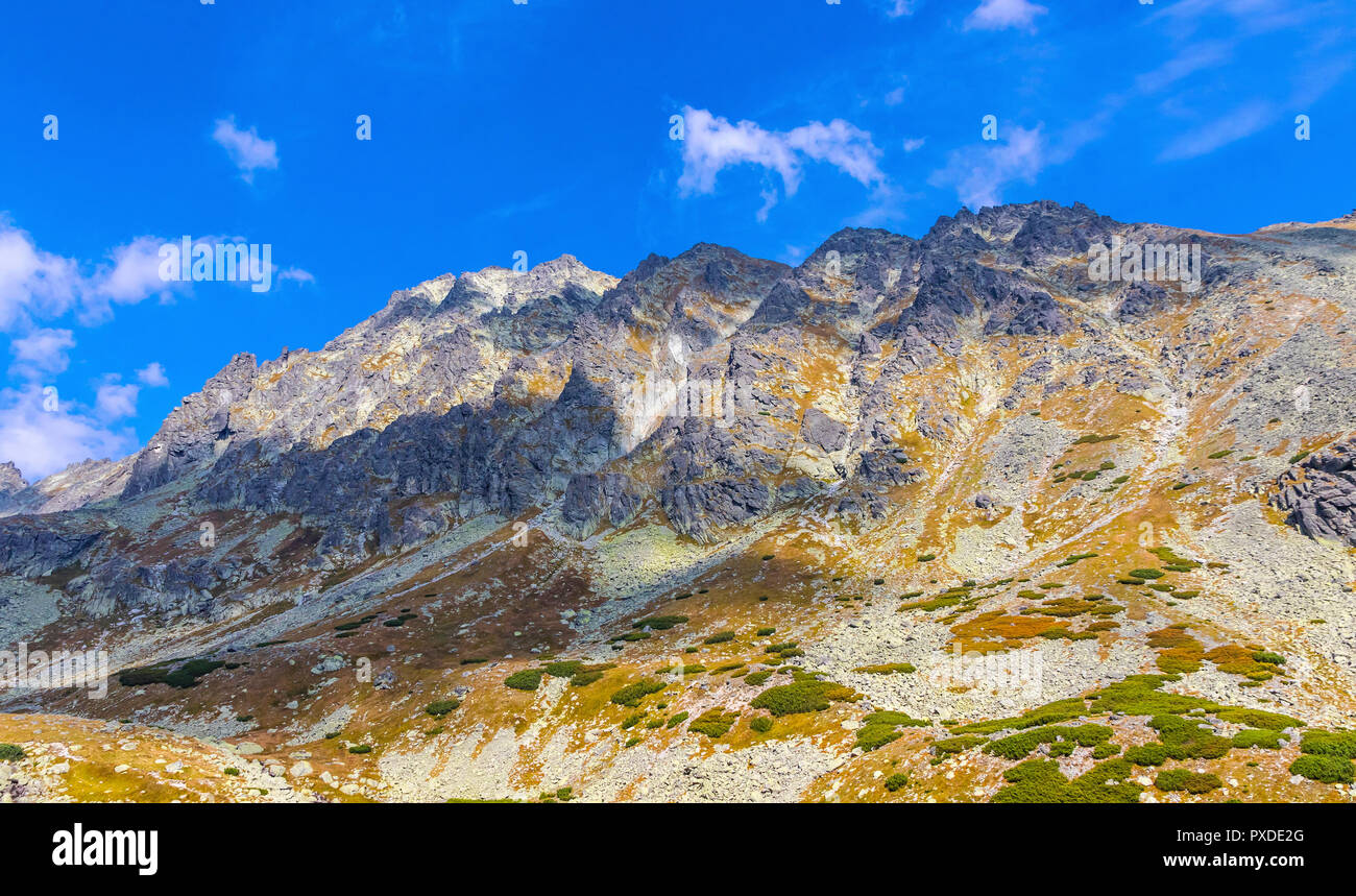 Wandern in der Hohen Tatra (Vysoke Tatry), die Slowakei. Auf dem Weg zum Wasserfall Skok (1789 m) (Slowakisch: Vodopad) Skok). Mount Satan (2421 m) Auf der Rückseite Stockfoto