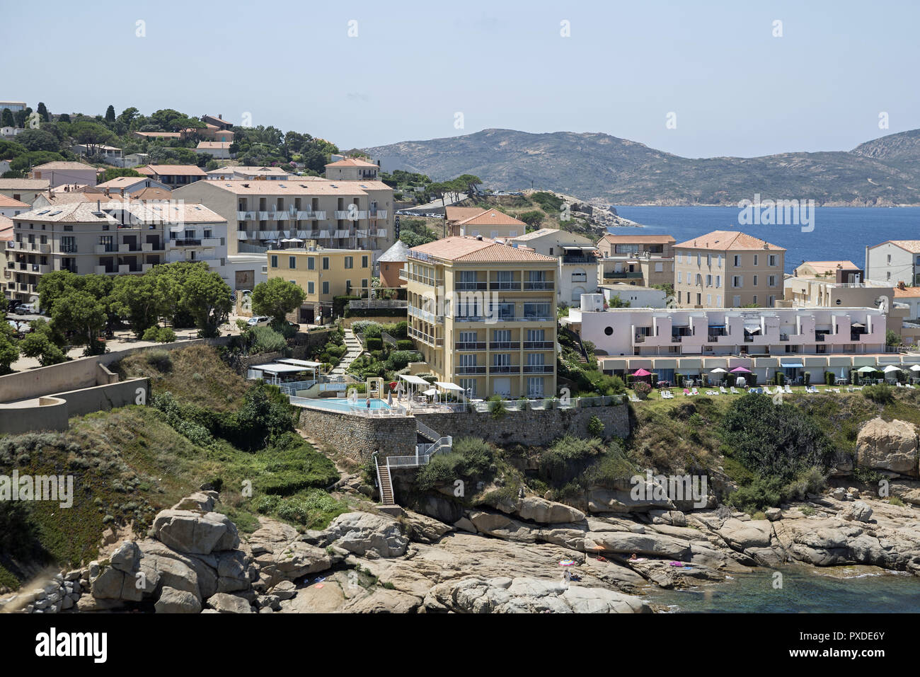 Hotels an der Küste in Calvi. Hotele nad brzegiem morza w Calvi. Stockfoto