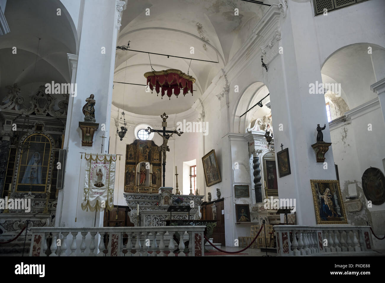 Konkathedrale St. Johannes der Täufer in Calvi - Interieur. Konkatedra Św. Jana Chrzciciela w Calvi - wnętrze. Stockfoto