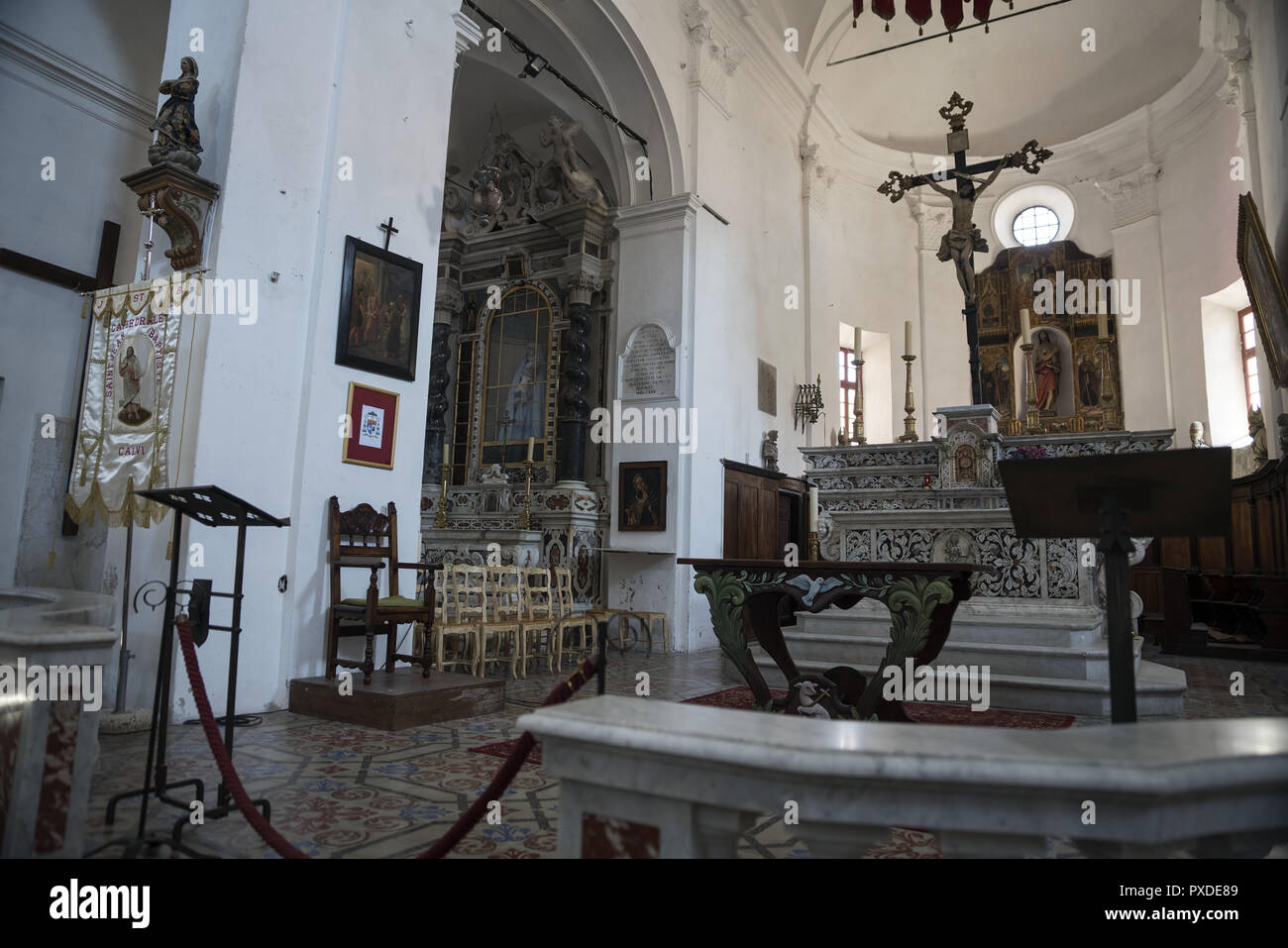 Konkathedrale St. Johannes der Täufer in Calvi - Interieur. Konkatedra Św. Jana Chrzciciela w Calvi - wnętrze. Stockfoto