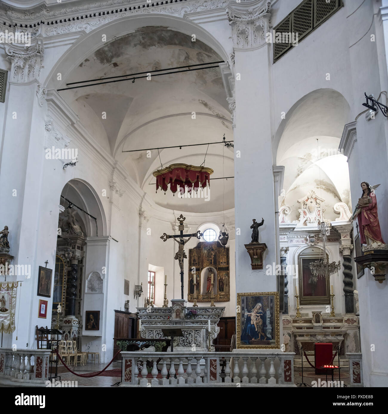 Konkathedrale St. Johannes der Täufer in Calvi - Interieur. Konkatedra Św. Jana Chrzciciela w Calvi - wnętrze. Stockfoto