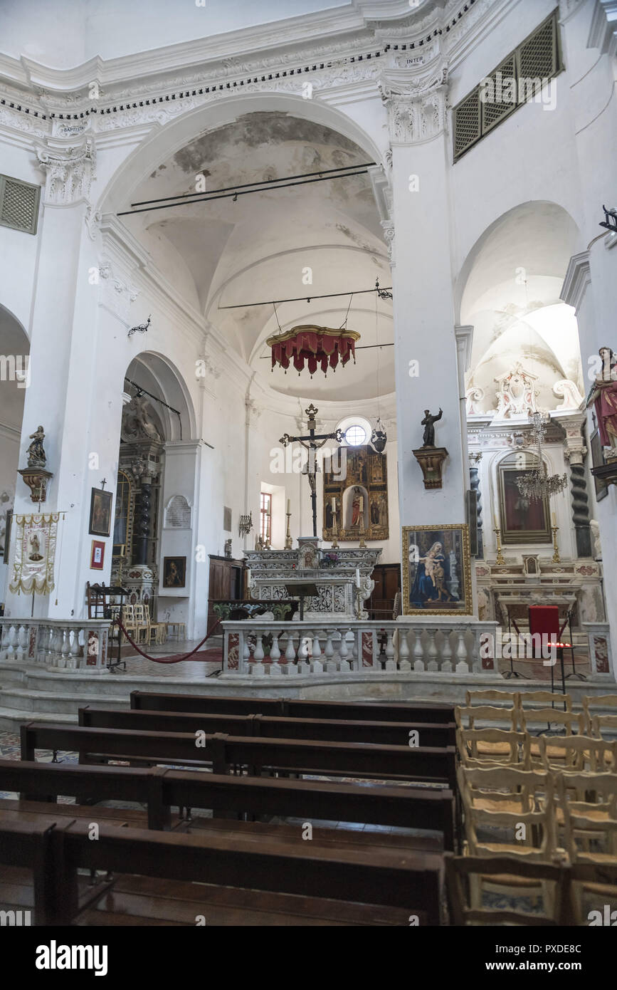 Konkathedrale St. Johannes der Täufer in Calvi - Interieur. Konkatedra Św. Jana Chrzciciela w Calvi - wnętrze. Stockfoto
