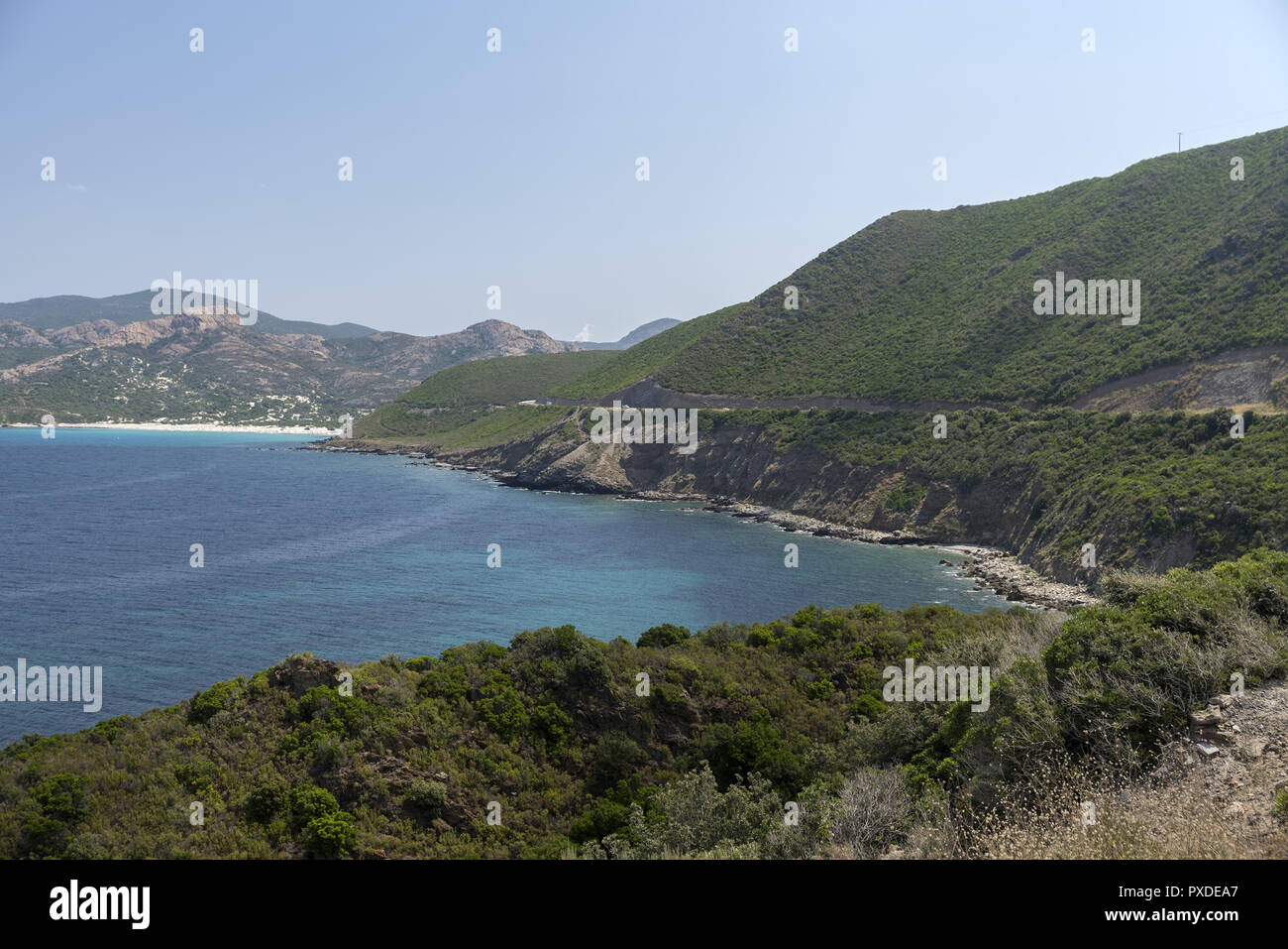 Die Küste um Calvi. Wybrzeże morskie w okolicy Calvi. Stockfoto