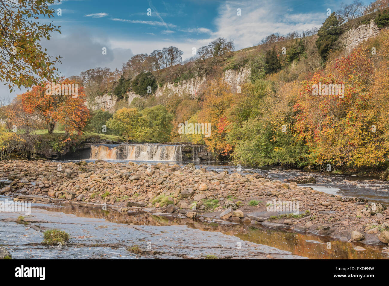 Yorkshire Dales National Park Herbst Landschaft, lebendige Farben des Herbstes in Wain Wath fällt, Swaledale, Großbritannien Stockfoto