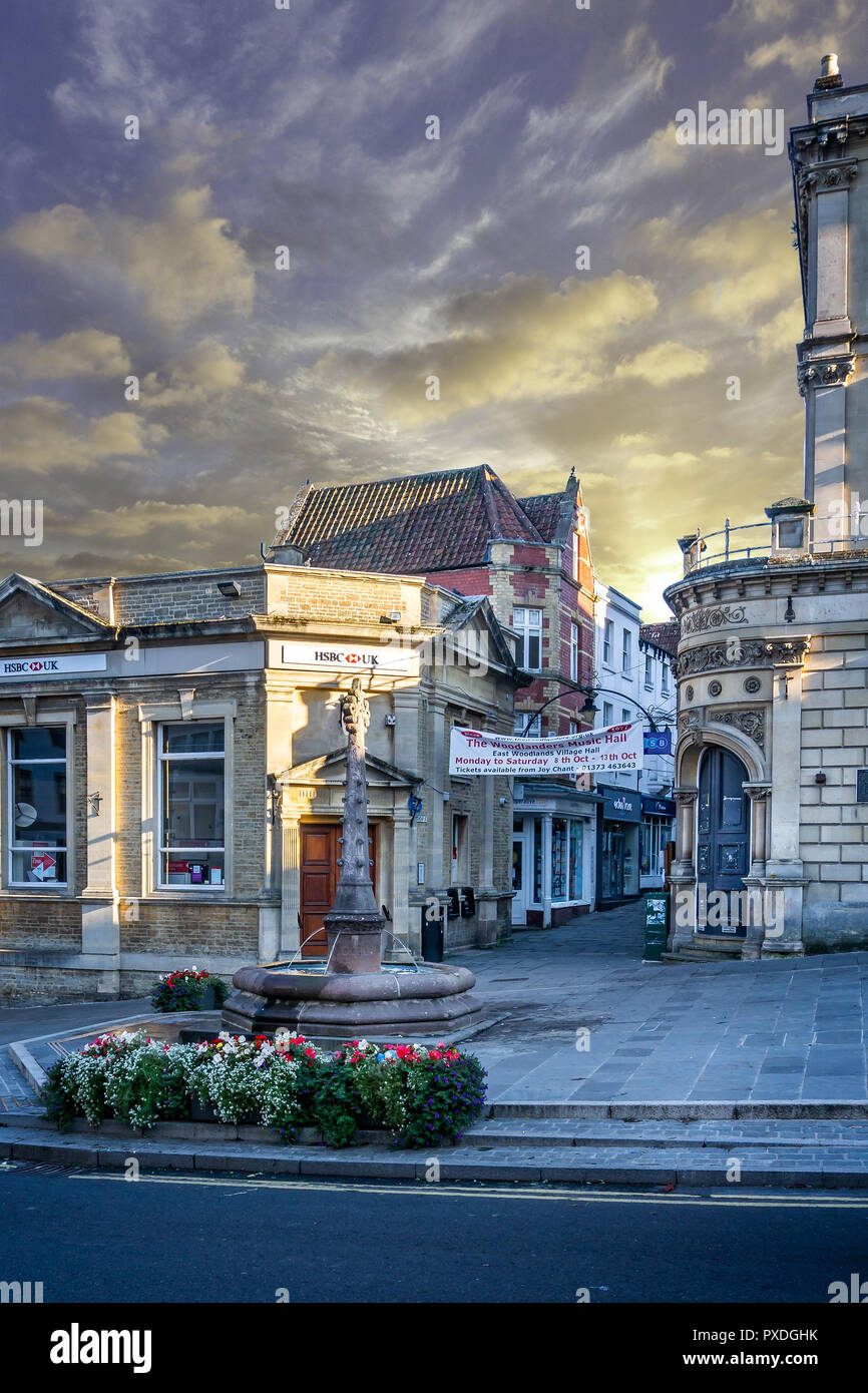 Frome Stadtzentrum & Markt Kreuz auf dem Marktplatz, Frome, Somerset, UK am 21. Oktober 2018, Stockfoto