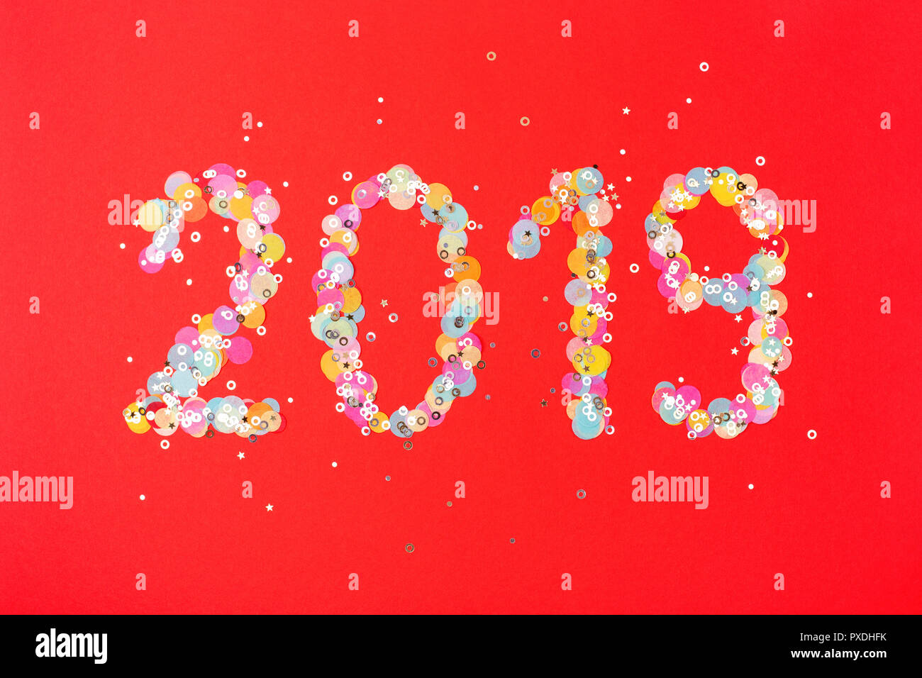 2019 Neues Jahr Karte. Rot Urlaub Hintergrund mit Konfetti. Stockfoto