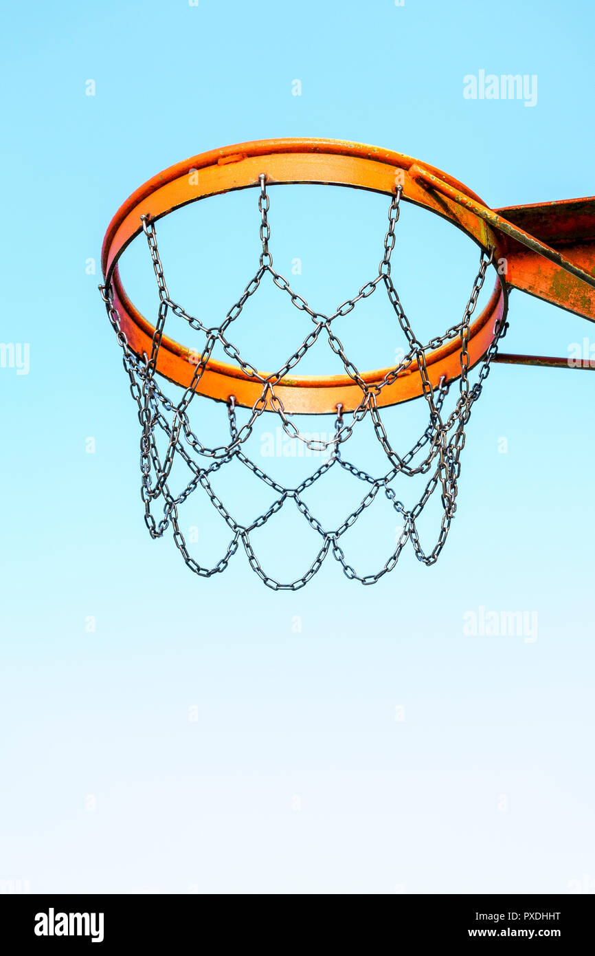 Basketballkorb und Ketten gegen den blauen Himmel Stockfoto