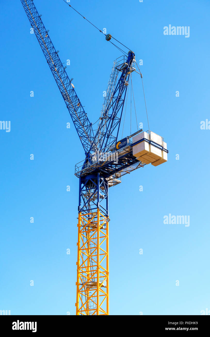 Hohe Kran gegen den klaren blauen Himmel Stockfoto