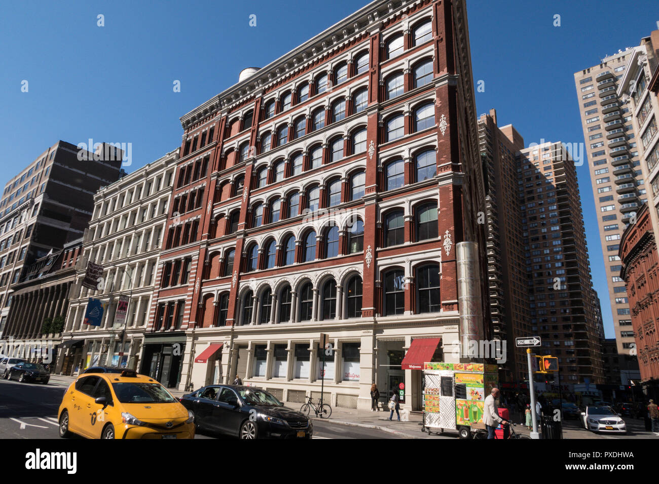 Aktivität in der Astor Place, NoHo East Village, New York City, USA Stockfoto