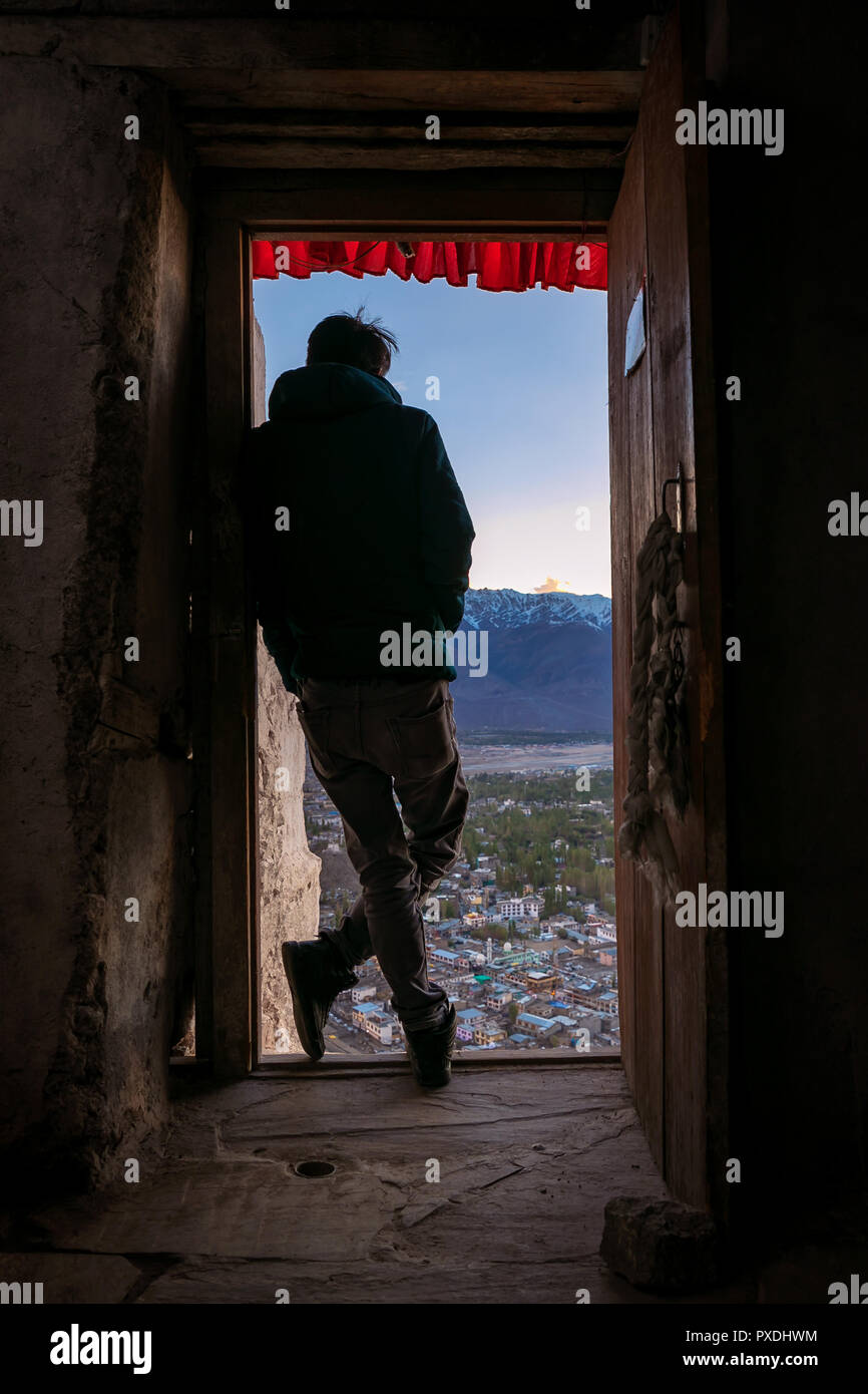Silhouette eines Mannes in der Tür bei Namgyal Temo Gompa, Leh, Ladakh, Indien Stockfoto
