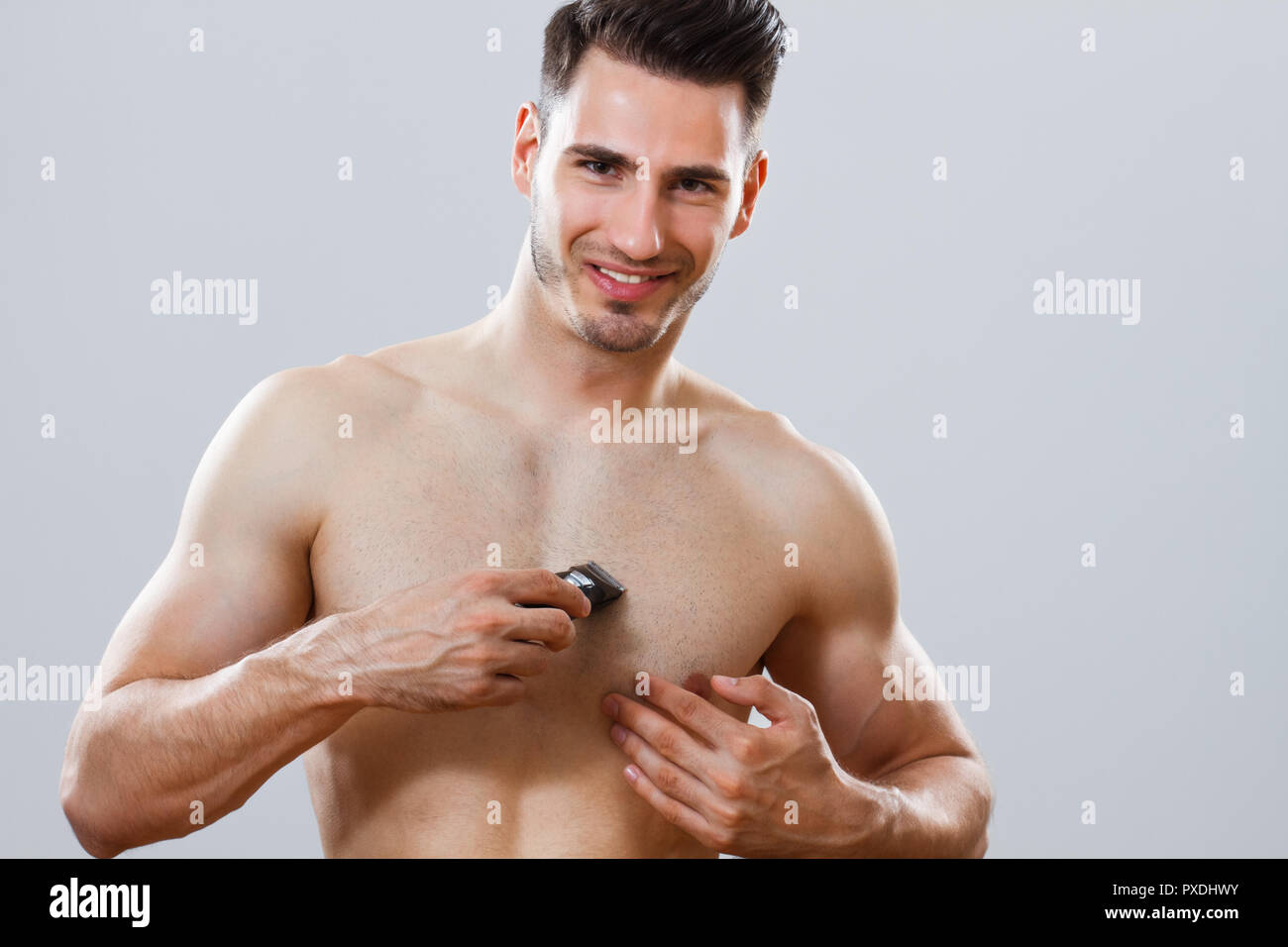 Der Mensch seine Brust rasieren Stockfotografie - Alamy