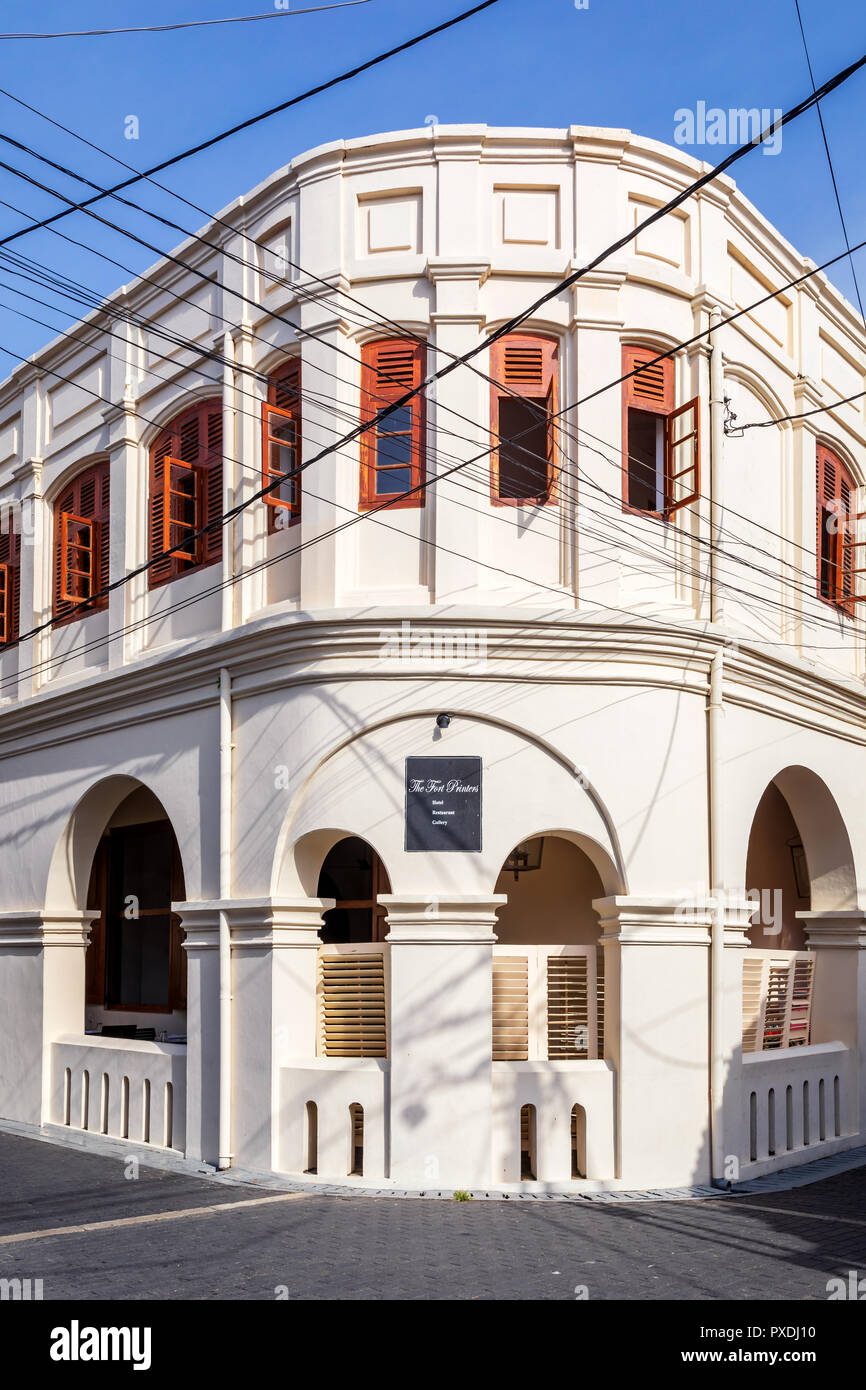 Weißes Gebäude aus der Kolonialzeit in Pettigalawatta, Galle, Südprovinz, Sri Lanka Stockfoto