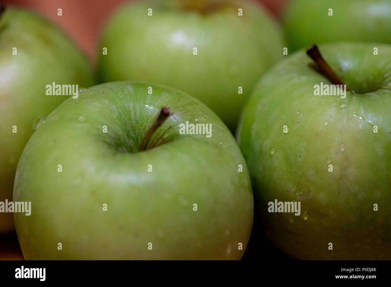 Äpfel mit Feuchtigkeit Stockfoto