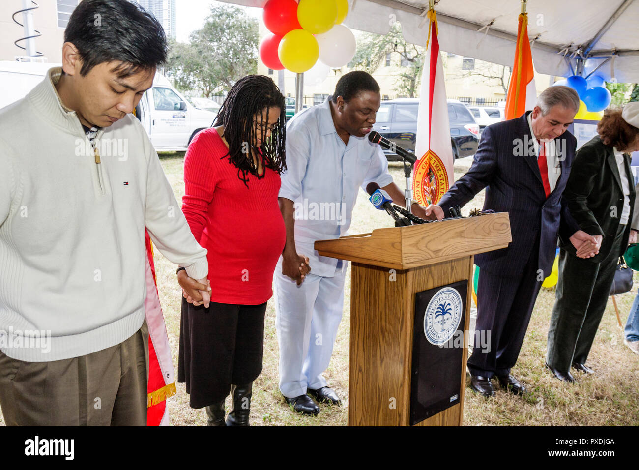 Miami Florida, Overtown, Community ReDevelopment Agency, rehabilitierte erschwingliche Gehäuse Band schneiden Zeremonie, Gebet, Segen, Black Blacks African AF Stockfoto