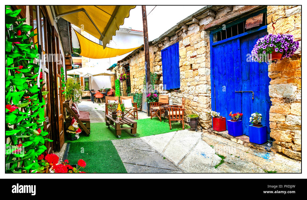 Alten Straßen von Zypern, omodos Dorf, Ansicht mit alten Türen und Blumenschmuck. Stockfoto