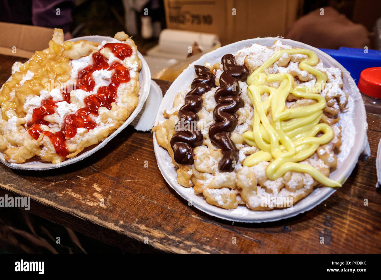 Miami Beach, Florida, Ocean Drive, Art déco-Wochenende, Veranstaltung, Festival, Elefantenohren, Trichterkuchen, Karnevalsessen, Teig, Zucker, Belag, Leckereien, Süßigkeiten, ungesund, p Stockfoto