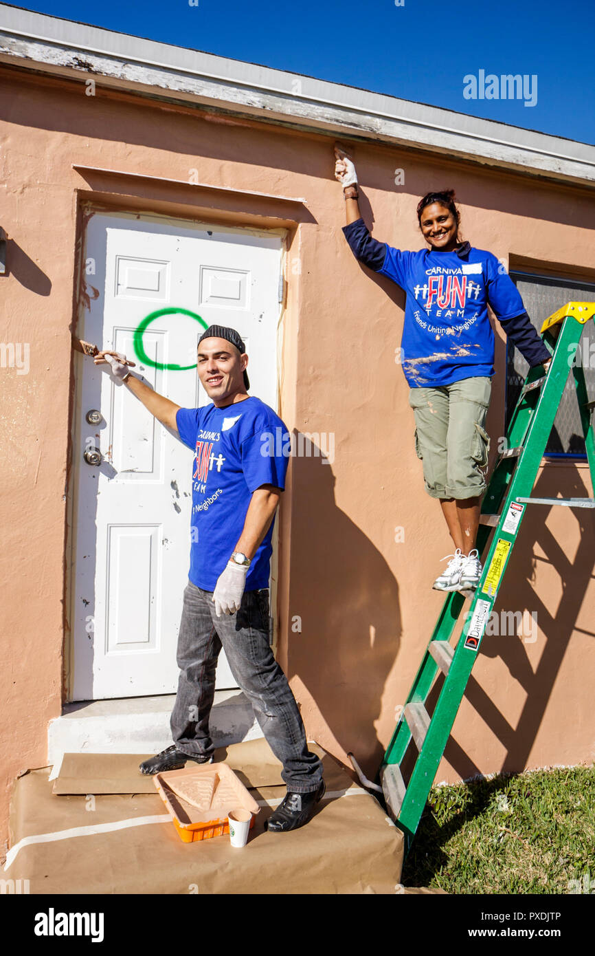 Miami Florida, Liberty City, Square, öffentliche Freiwillige Freiwillige ehrenamtlich arbeiten Arbeiter, arbeiten zusammen helfen, helfende Hand, Martin Luther King J Stockfoto