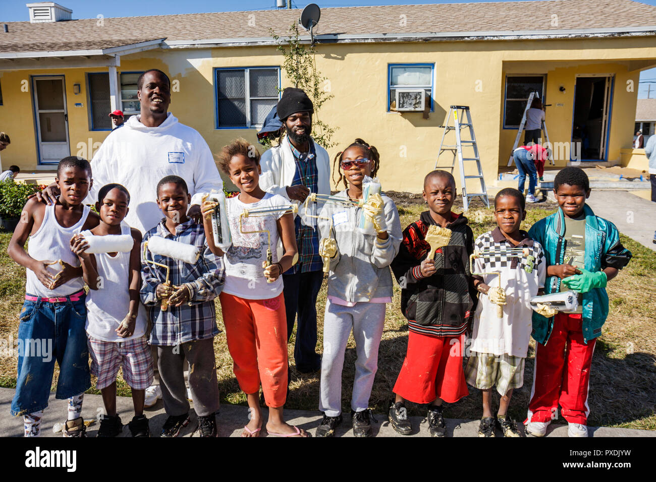 Miami Florida, Liberty City, Square, öffentliche Wohnhäuser, Freiwillige Freiwillige Freiwillige arbeiten Arbeiter, arbeiten zusammen helfen, Martin Luther Kin helfen Stockfoto