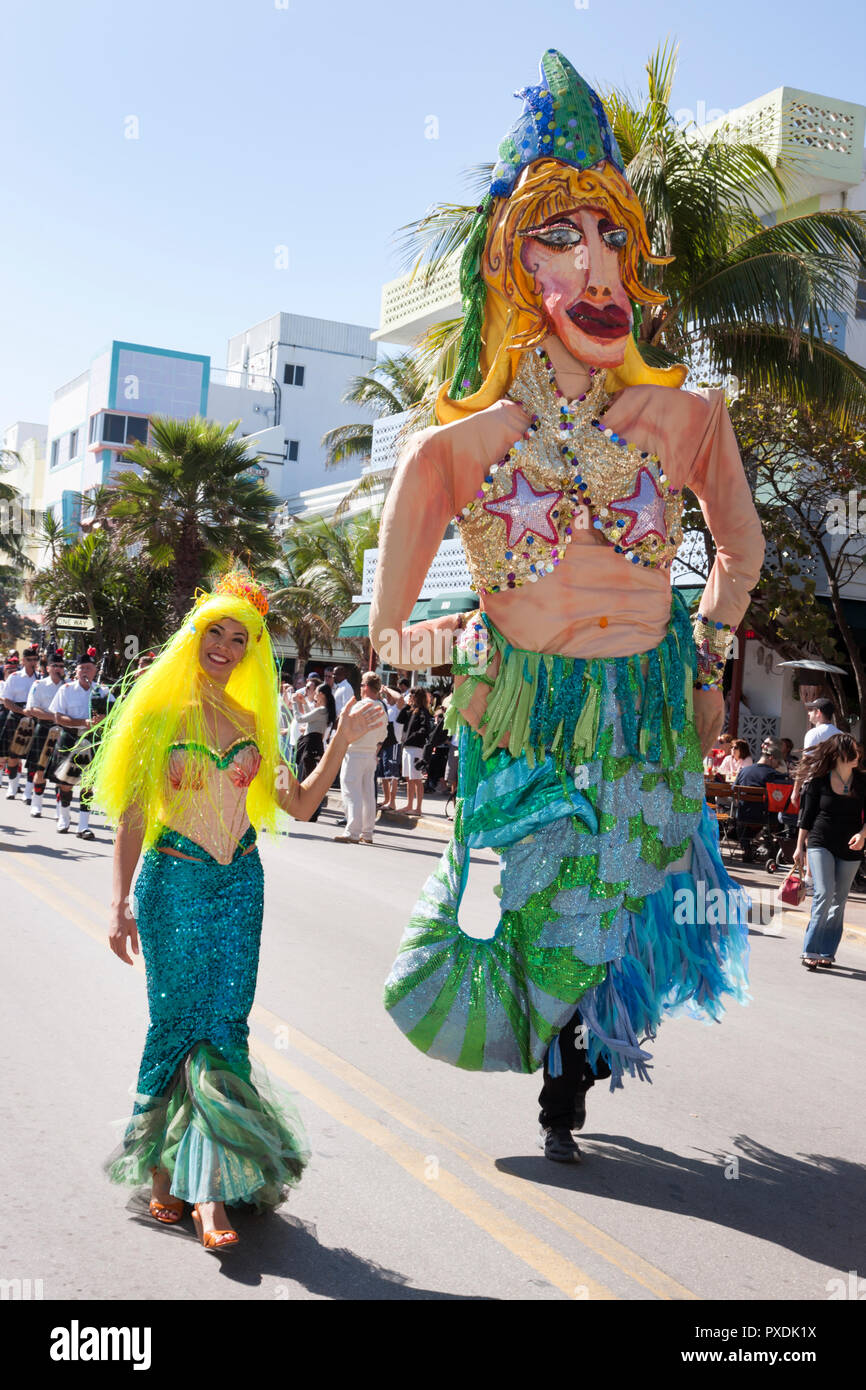 Miami Beach, Florida, Ocean Drive, Art Deco Wochenende, Parade zum Architekturfestival, riesige Puppen, Neptun, Meerjungfrau, Menschenmenge, weibliche Frauen, Kostüm, Unterhaltung Stockfoto