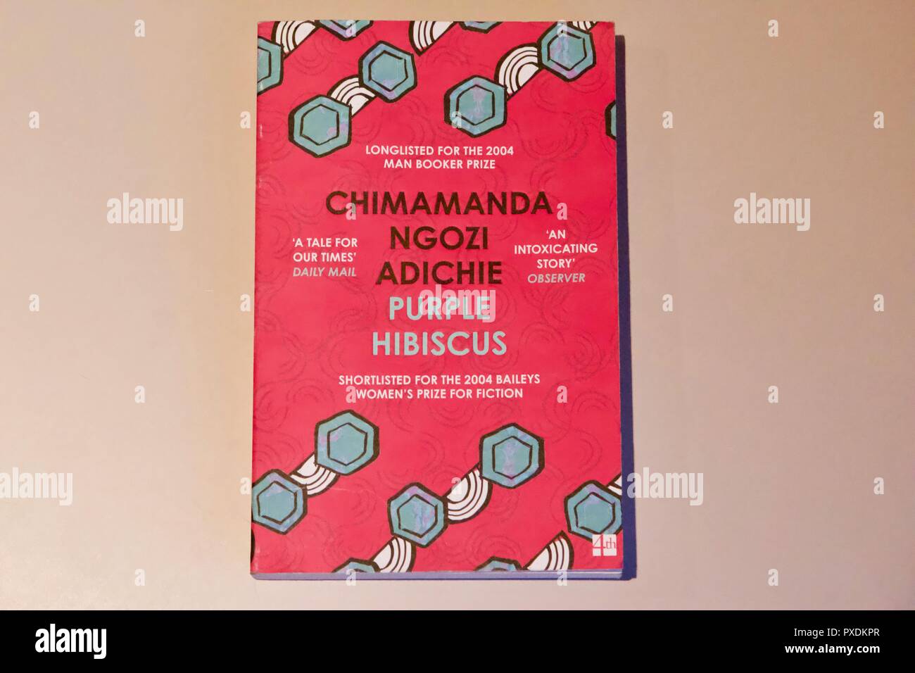 Ein rosa Taschenbuch Roman Purple Hibiscus von chimamanda Ngozi Adichie, in Nigeria Stockfoto
